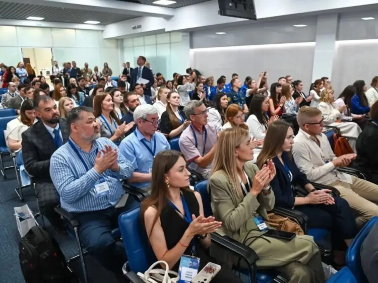 На площадке Российско-Казахстанского молодежного форума побывал Виталий Хоценко