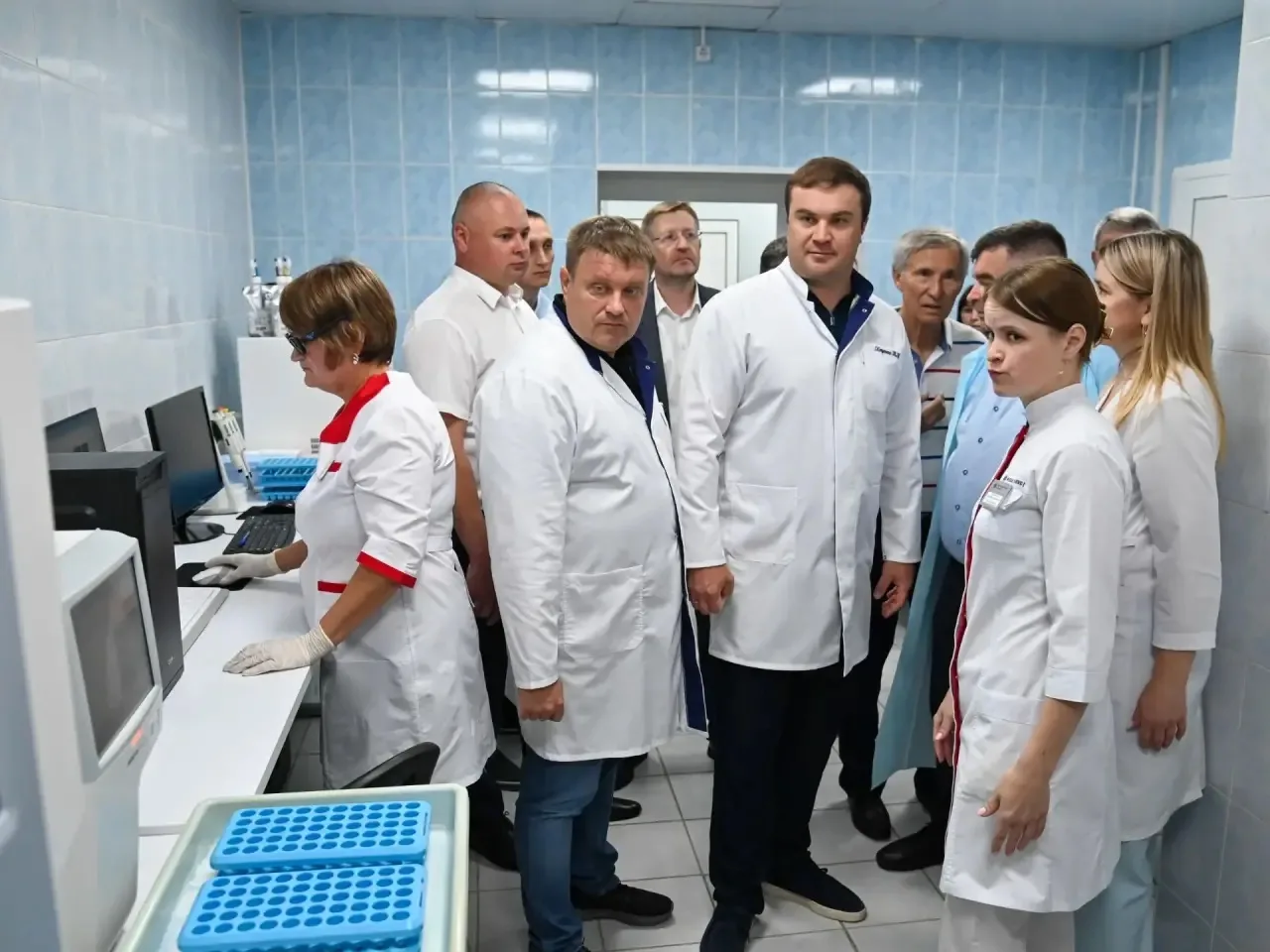 Виталий Хоценко оценил работу новой лаборатории в Знаменской центральной районной больнице Фото предоставлено правительством Омской области