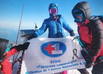 Двое омских медиков покорили Эльбрус Фото: предоставлено минздравом Омской области