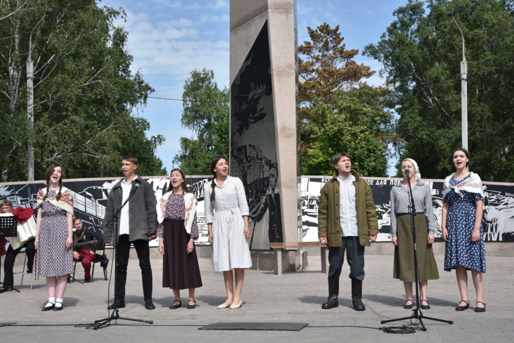 Город, ковавший Победу: в Омске прошла патриотическая акция «Столица доблести и славы трудовой»