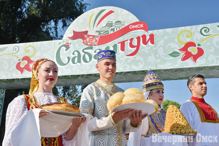 Род Чумаровых, настоящий чак-чак и традиции: в Омске прошёл 26-й Федеральный Сабантуй