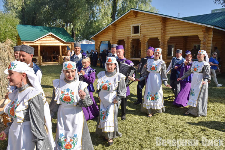 Род Чумаровых, настоящий чак-чак и традиции: в Омске прошёл 26-й Федеральный Сабантуй