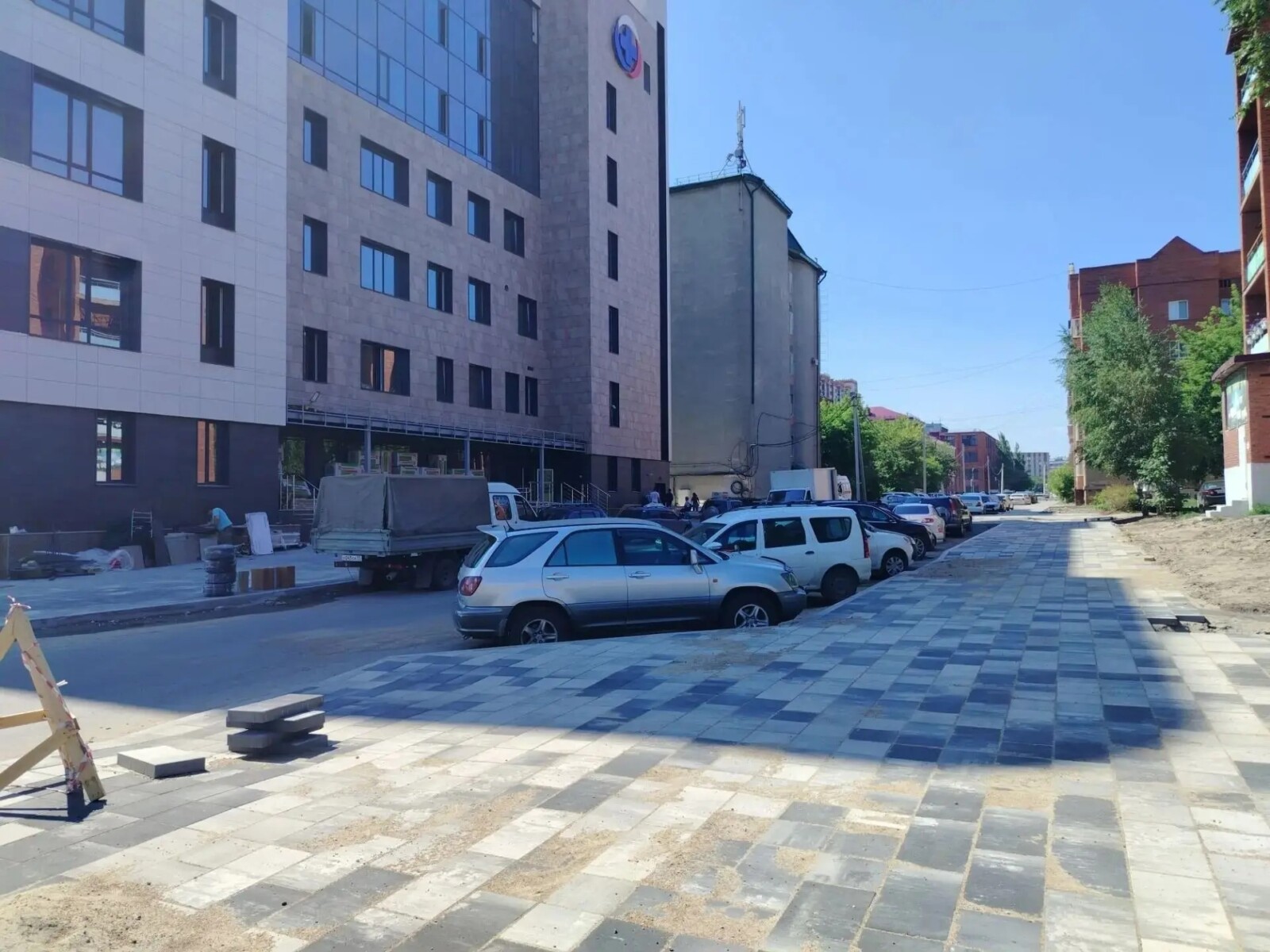 В Омске у нового корпуса КМХЦ благоустраивают прилегающую территорию Фото: мэрия Омска