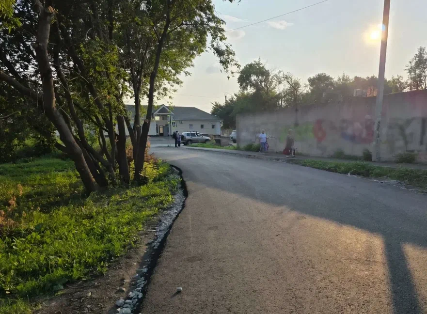 В частном секторе Омска появляются асфальтированные дороги вместо грунтовых