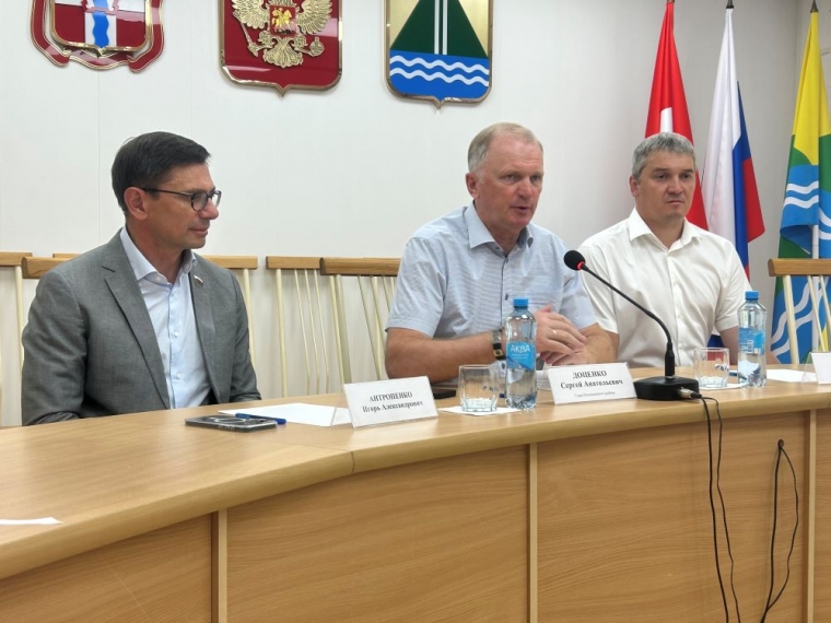 Депутат Госдумы Игорь Антропенко проверил ход ремонта больниц и парков в Называевском районе
