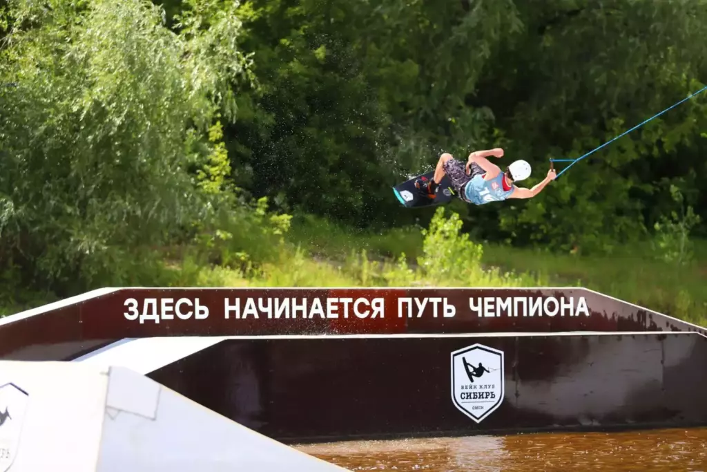В Омске прошли соревнования по воднолыжному спорту: делимся яркими кадрами