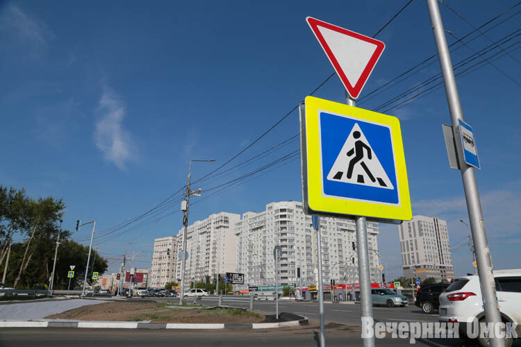 Через реконструированный перекресток улиц Конева и 3-я Енисейская стали ездить по-новому