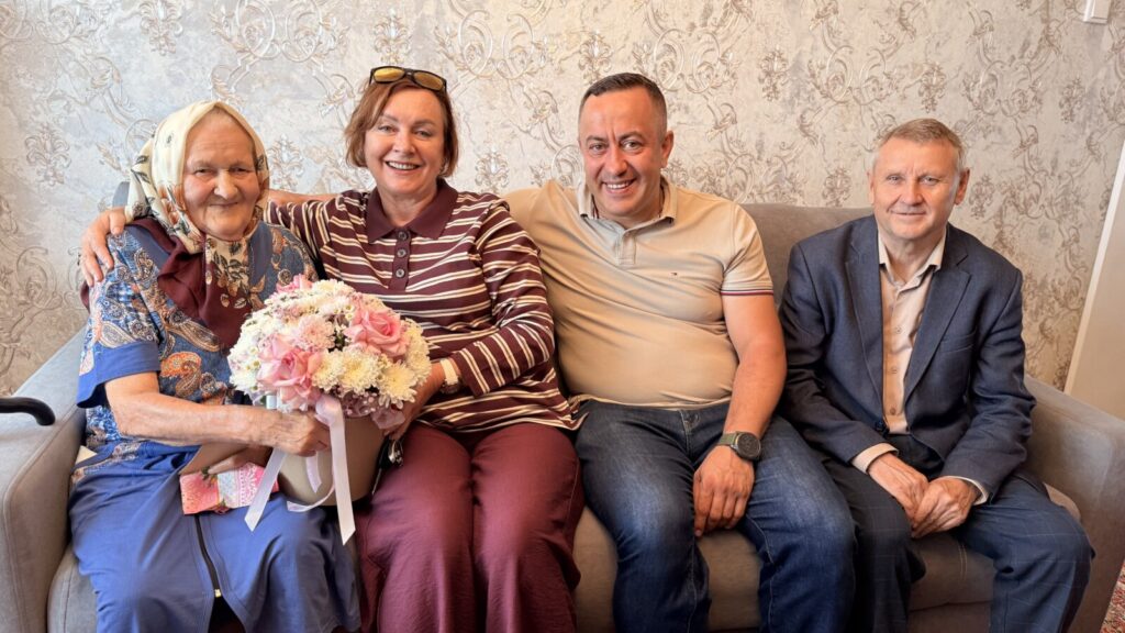 Жительница Оконешниковского района Нина Потапова отметила 90-летний юбилей