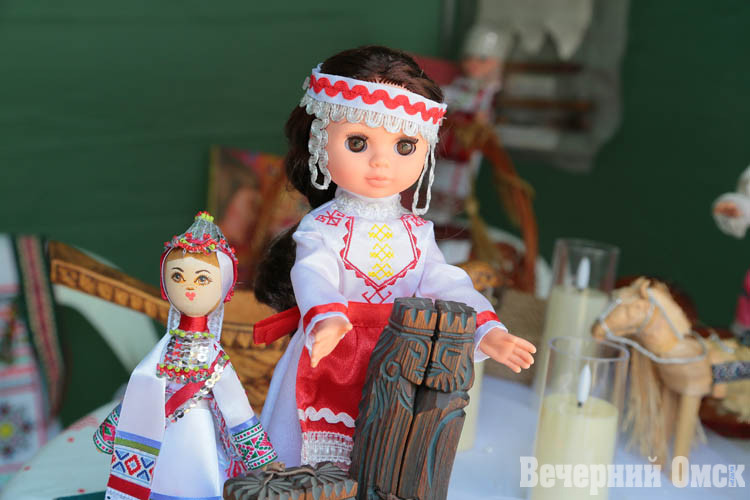 В омском сквере Дружбы народов проходит фестиваль «В кругу семьи»