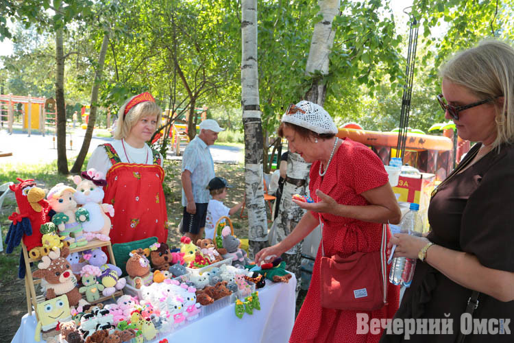 В омском сквере Дружбы народов проходит фестиваль «В кругу семьи»