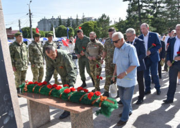 Город, ковавший Победу: в Омске прошла патриотическая акция «Столица доблести и славы трудовой» Фото: Сергей Сапоцкий