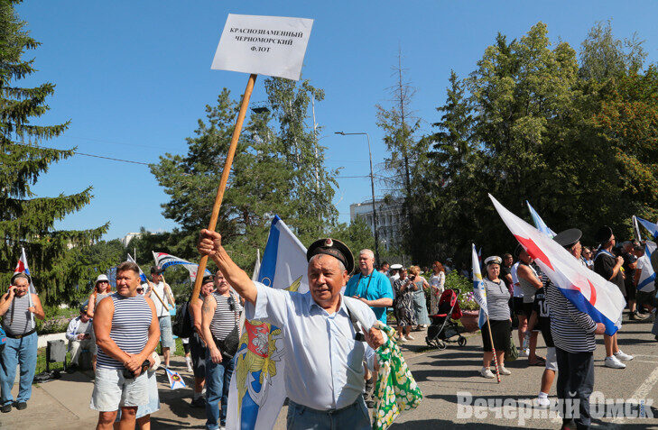 Теща, награды и бескозырка: в Омске отметили День ВМФ