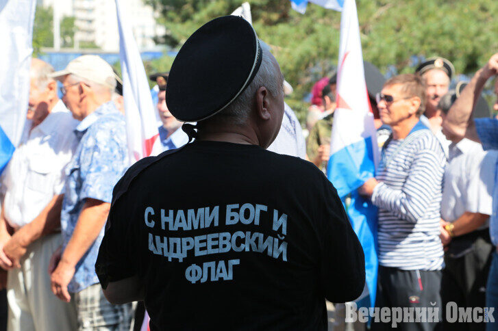 Теща, награды и бескозырка: в Омске отметили День ВМФ