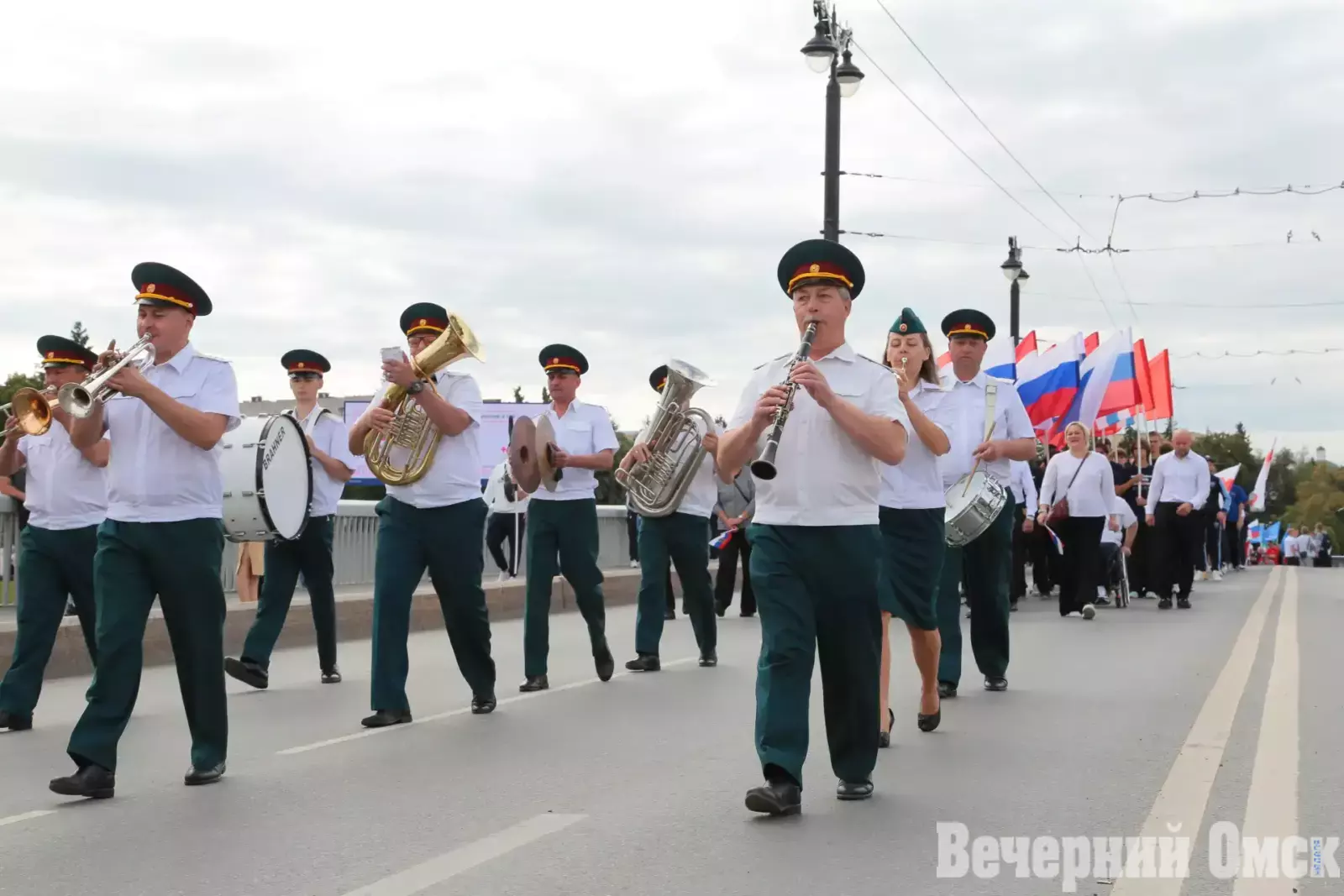 Как в Омске, на Пешеходном Любинском, проходит День физкультурника