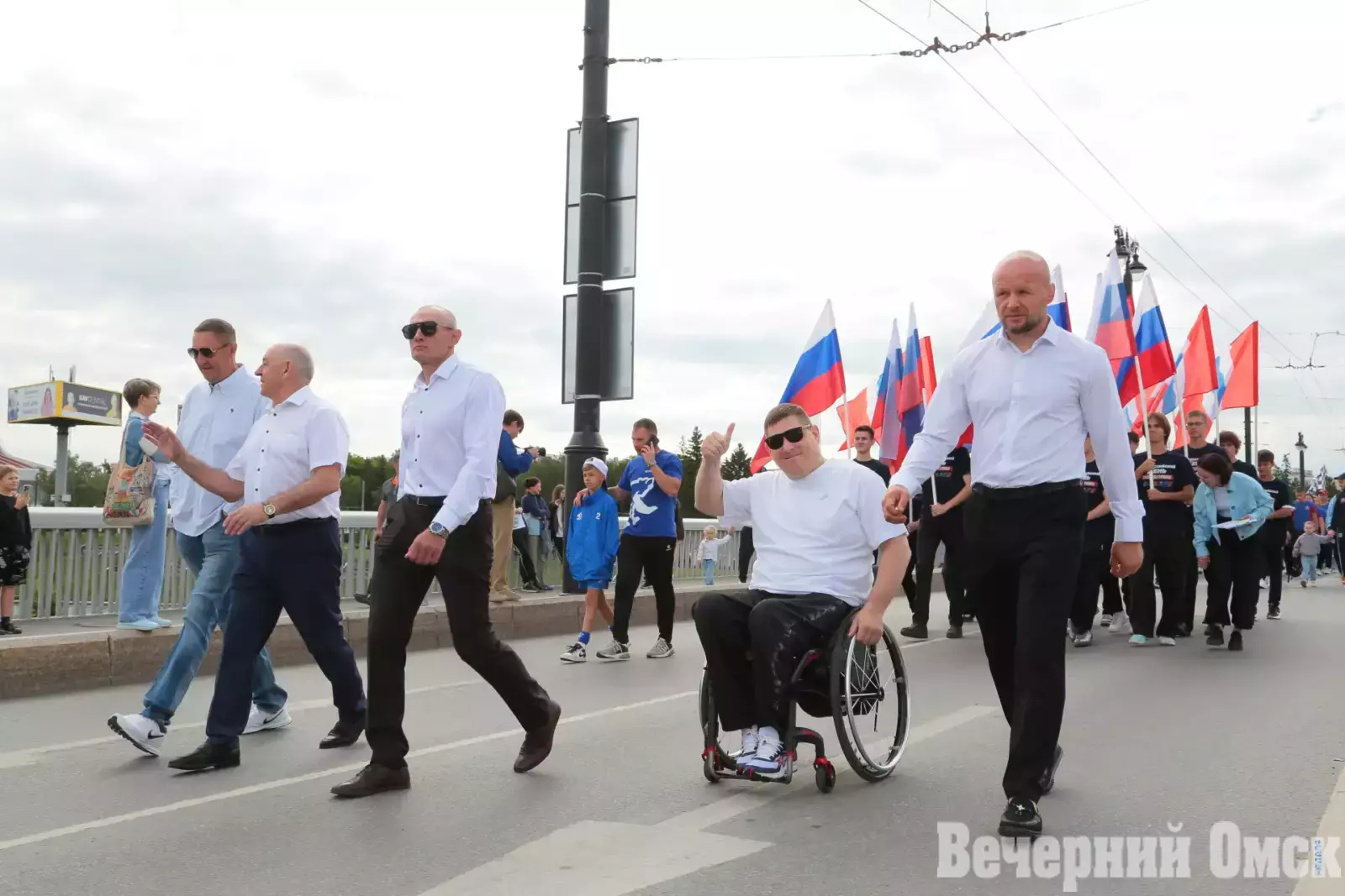 Как в Омске, на Пешеходном Любинском, проходит День физкультурника