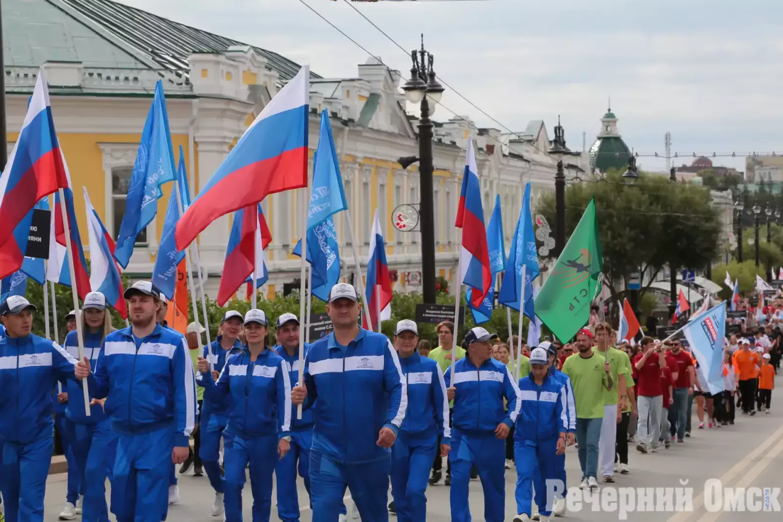 Как в Омске, на Пешеходном Любинском, проходит День физкультурника