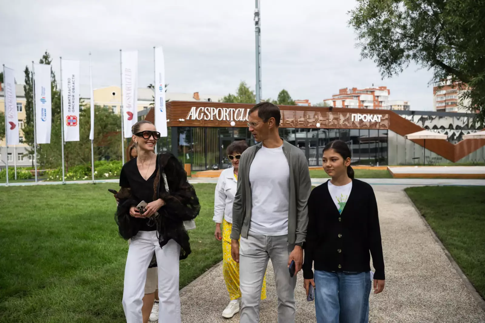Супермодель Влада Рослякова прогулялась по скверу "Сердце Омска" Фото: канал "Омская область" в мессенджере МАХ