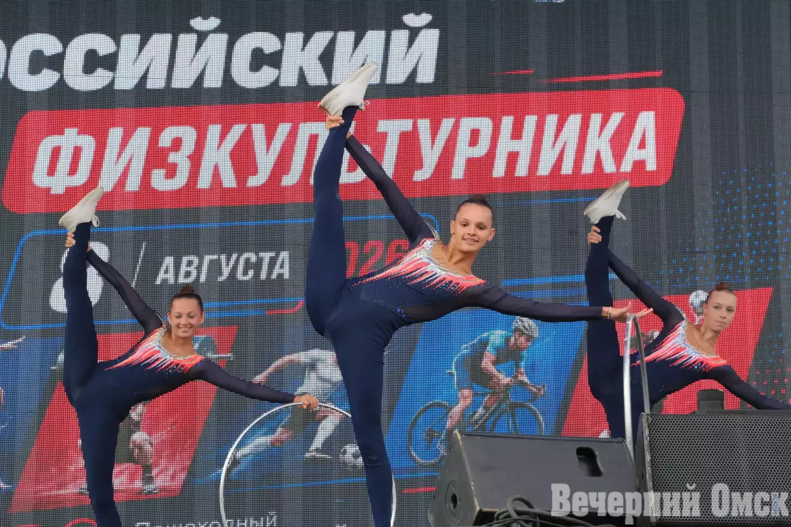 Как в Омске, на Пешеходном Любинском, проходит День физкультурника