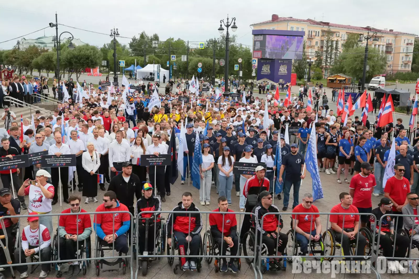 Как в Омске, на Пешеходном Любинском, проходит День физкультурника