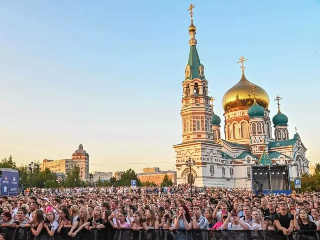 В Омске на Соборной площади выступила Клава Кока