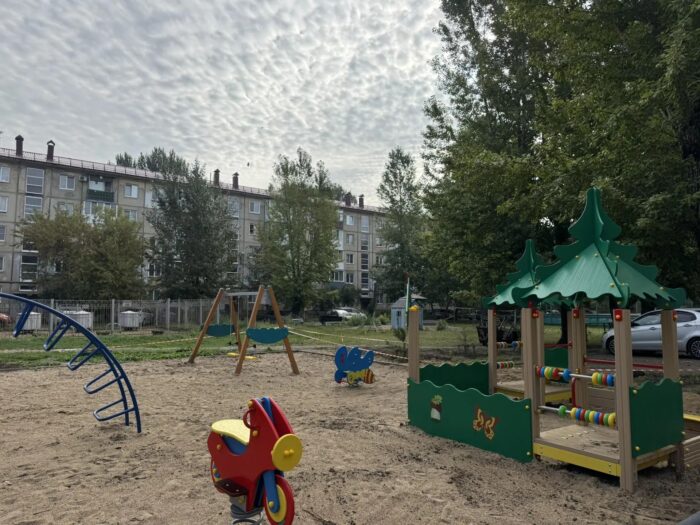 Сегодня дети - завтра народ: Во дворе дома № 50 по улице Химиков появилась новая детская и спортивная площадка