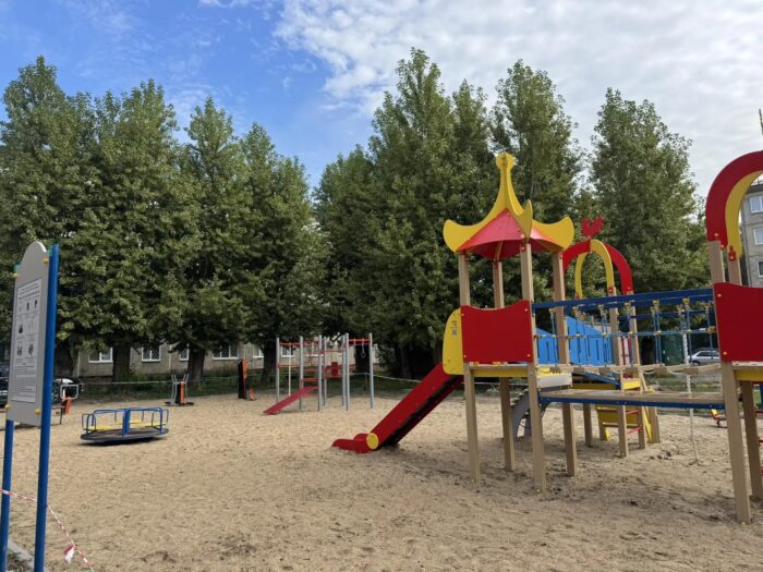 Сегодня дети - завтра народ: Во дворе дома № 50 по улице Химиков появилась новая детская и спортивная площадка