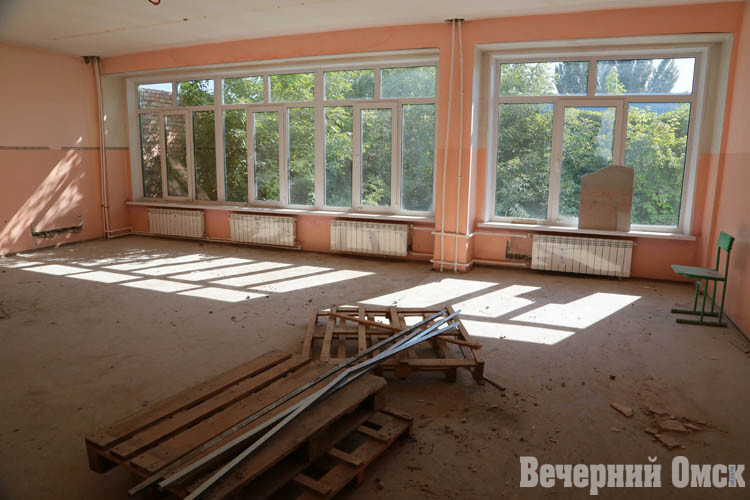 Сергей Шелест проинспектировал две школы, в которых ведётся капремонт