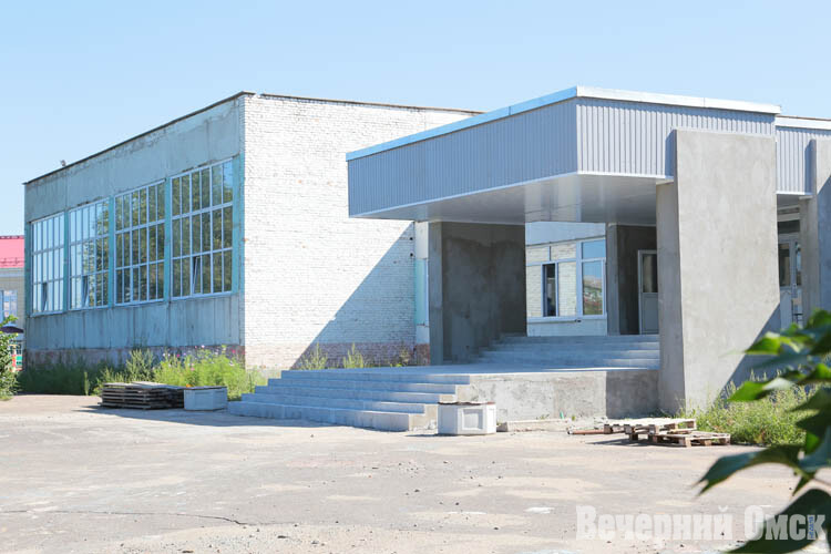 Сергей Шелест проинспектировал две школы, в которых ведётся капремонт