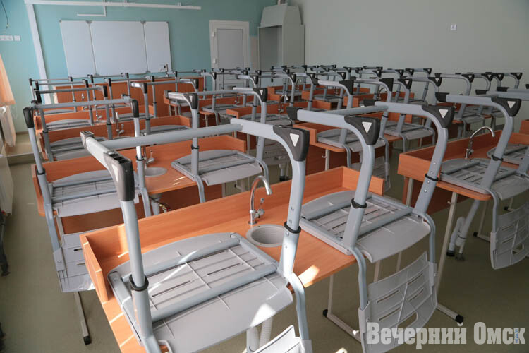 Сергей Шелест проинспектировал две школы, в которых ведётся капремонт