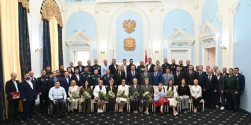 Выпускникам кадрового проекта «ПРОдвижение ГЕРОЕВ» Виталий Хоценко вручил дипломы Фото: omskportal.ru