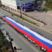 В Омске на Любинском проспекте развернули огромный триколор скрин видео правительства Омской области