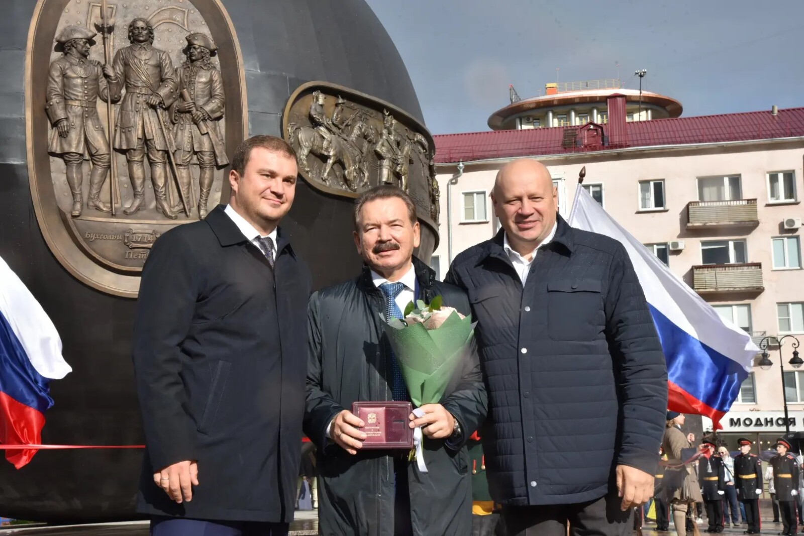 Как открывали шар "Держава" на площади Бухгольца