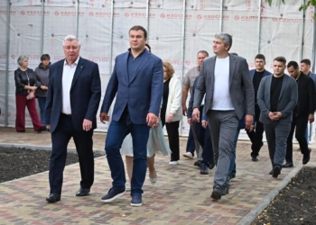 Губернатор Омской области Виталий Хоценко проверил ход капремонта детского сада в Тюкалинске Фото: управление пресс-службы губернатора и правительства Омской области