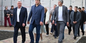 Губернатор Омской области Виталий Хоценко проверил ход капремонта детского сада в Тюкалинске Фото: управление пресс-службы губернатора и правительства Омской области