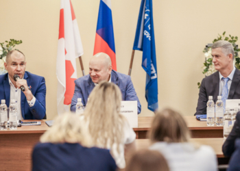 Сергей Шелест и Дмитрий Перминов обсудили с нефтяниками памятник героям СВО и подготовку города к зиме Фото: Ева Якубович