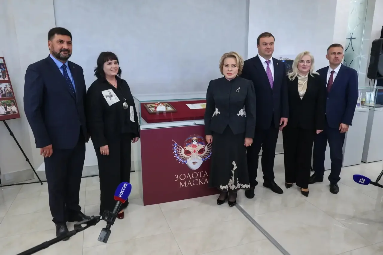 Валентина Матвиенко и Виталий Хоценко посетили обновлённый ТЮЗ Фото предоставлено правительством Омской области