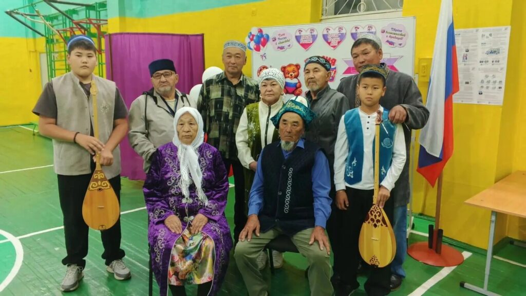 Встречают в кокошниках: члены избиркома в Таврическом районе задали праздничный тон выборам