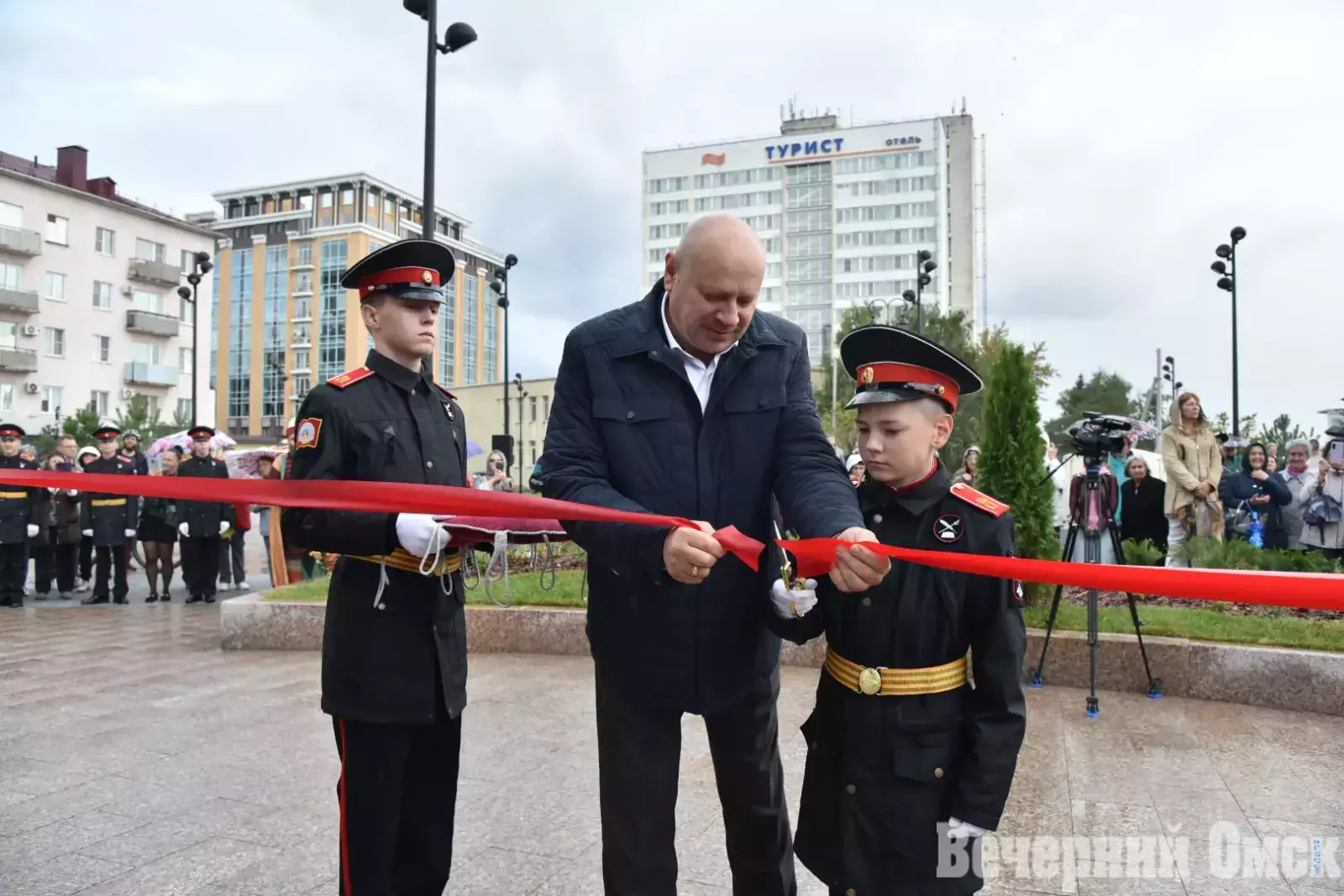 Как открывали шар "Держава" на площади Бухгольца
