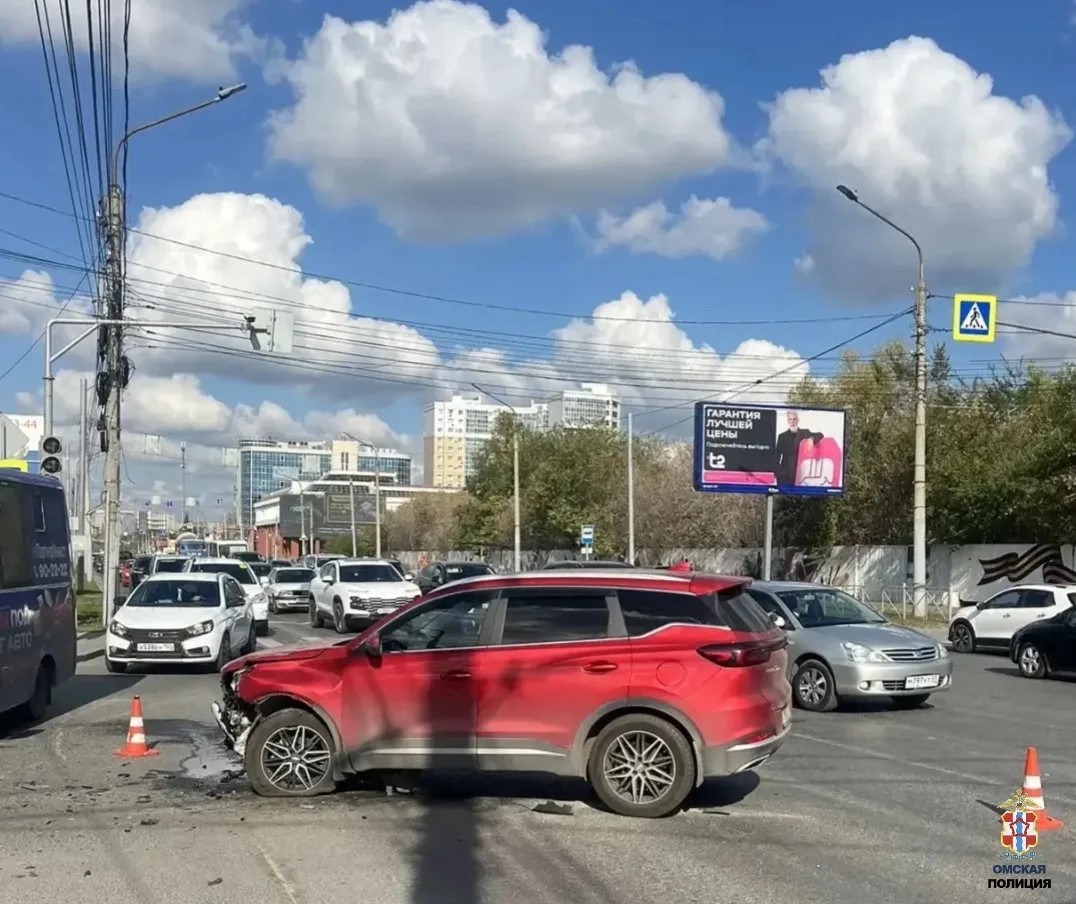 Мотоциклист погиб после столкновения с иномаркой на улице Маршала Жукова в Омске Фото: УМВД России по Омской области