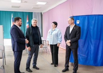 Сенатор Дмитрий Перминов проверил работу участков в Калачинском районе Фото: Ева Якубович