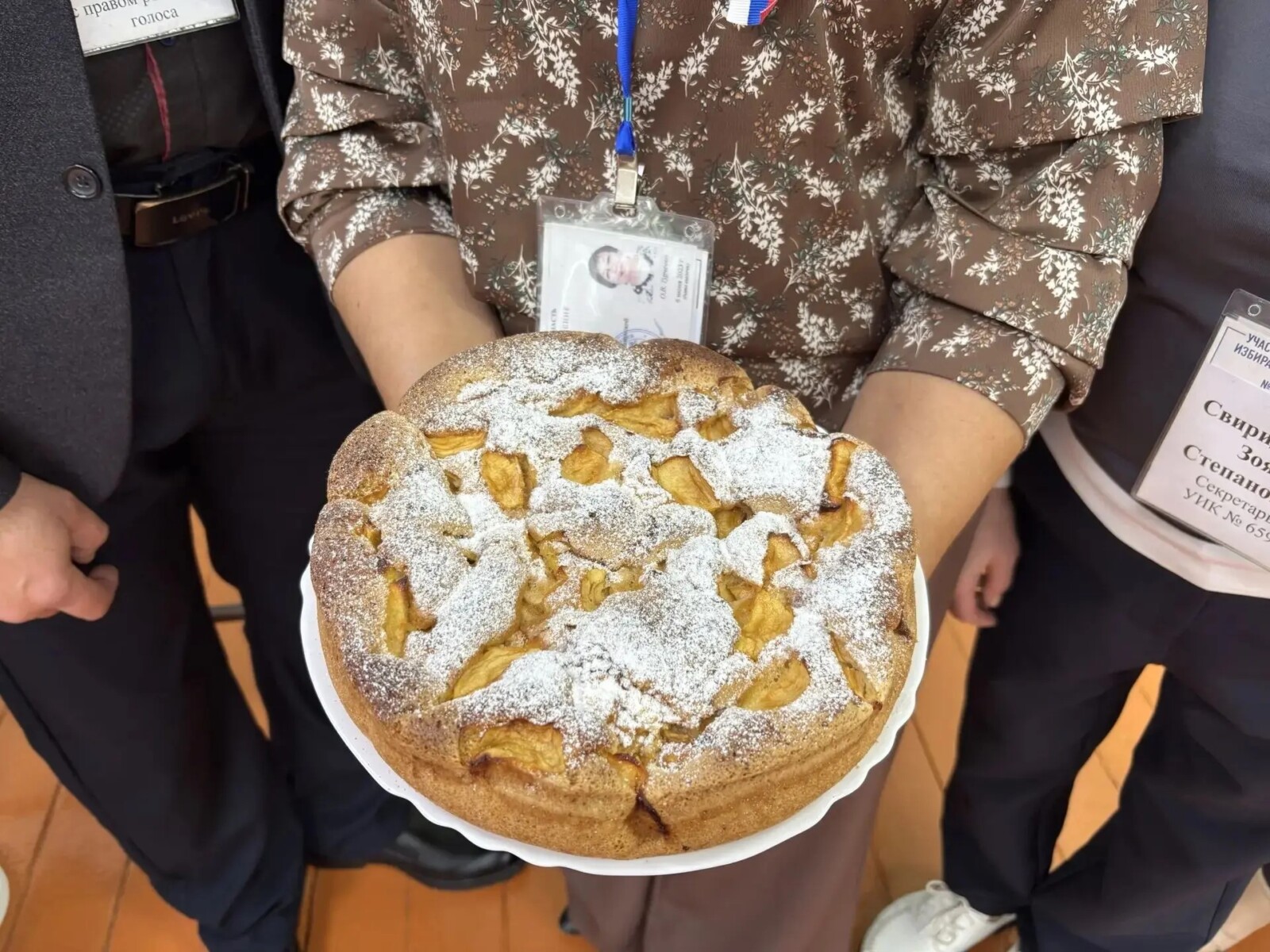 В Омской области второе утро выборов началось с шарлотки Фото предоставлено управлением пресс-службы губернатора и правительства Омской области