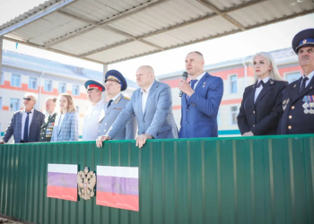 Дмитрий Перминов принял участие в открытии первого в Омске профильного класса ФСБ России Фото: Ева Якубович