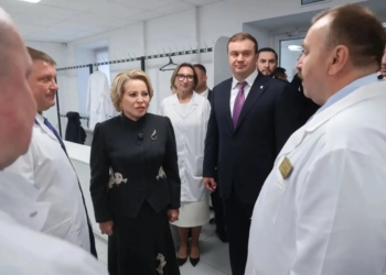 Валентина Матвиенко и Виталий Хоценко посетили Госпиталь для ветеранов войн в Омске Фото: правительство Омской области