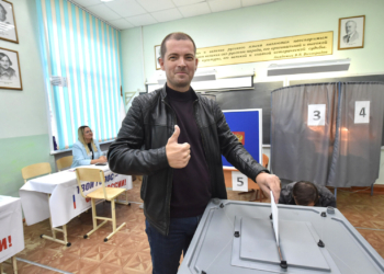 Маэстро Григорий Вевер проголосовал на выборах в Омске Фото: Евгений Кармаев
