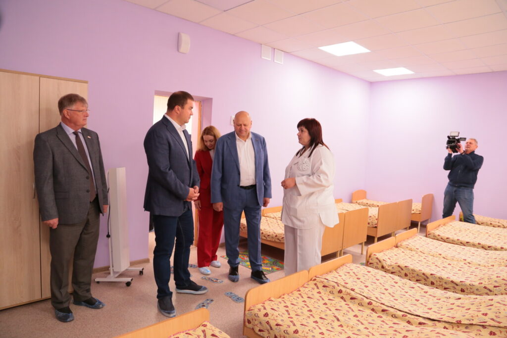 Хоценко и Шелест открыли после капремонта первый в Омске детский сад с группой для годовалых малышей