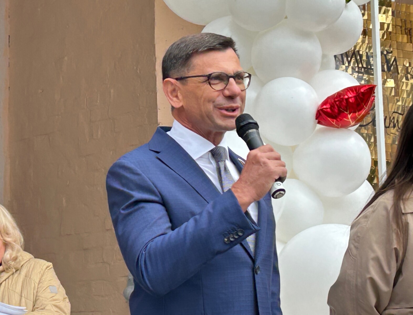 Игорь Антропенко посетил торжественные линейки в омских школах в День знаний Фото: Егор Онопа