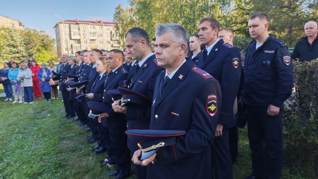 В Чернолучье открыли обелиск сотрудникам органов внутренних дел
