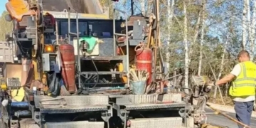 На трассе Омск – Муромцево – Седельниково дорожники укладывают новый асфальт Фото: управление пресс-службы губернатора и правительства Омской области