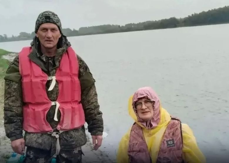 В Большереченском районе избирком приехал к жителям на катере скриншот видео "12 канала"