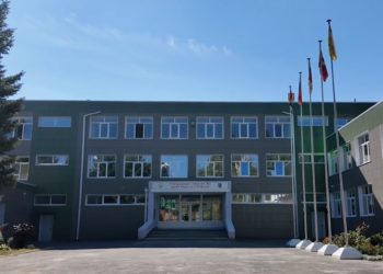Глава Стаханова поблагодарила Омскую область за масштабный ремонт школы cкрин видео из канала Наталии Жулинской в MAX